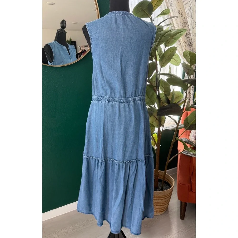‼️LAST CHANCE‼️
Lands' End Sleeveless Chambray Midi Dress in Light Blue - Picture 4 of 6